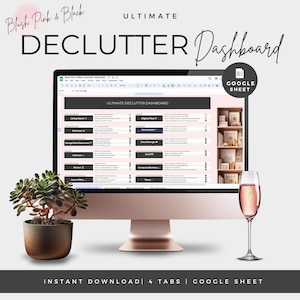 Könnte beinhalten: Ein Computerbildschirm zeigt eine Google Sheet mit dem Titel "Ultimate Declutter Dashboard". Die Tabelle hat vier Registerkarten und soll Benutzern helfen, ihre Häuser zu entrümpeln. Der Bildschirm befindet sich auf einem Schreibtisch mit einer Sukkulentenpflanze und einem Glas Champagner.