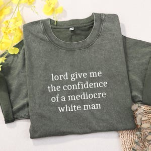 Camiseta &quot;Señor, dame la confianza de un hombre blanco mediocre&quot;, divertida y humorística, empoderamiento femenino y feminismo.