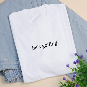 Golf-Shirt, er ist Golf-Shirt, lustiges Golf-Shirt, Golf-Frau-Shirt, Mutter-Golf-Shirt, Damen-Golf-Shirt, Golf-Liebhaber-Shirt