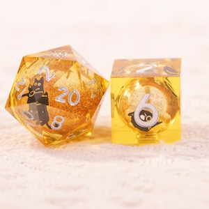 Dadi con nucleo liquido a spirale gialla con gatto nero, set di dadi per giochi di ruolo, regali per DM, regali nerd, Dungeons and Dragons, dadi poliedrici fatti a mano, dadi in resina