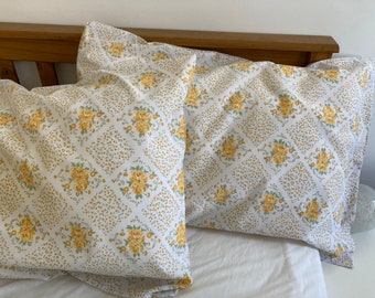 Vintage Pair of Pillowcases - Ditsy yellow geometric Flowers - excellent Condition