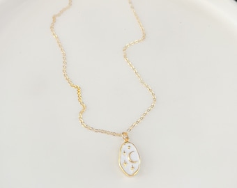 Collar de luna y estrella de esmalte blanco: cadena chapada en oro de 14 k