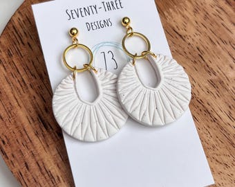 Pendientes de arcilla polimérica repujada hechos a mano: estilo bohemio blanco con motas.