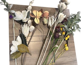 Variedad de tallos florales artificiales, algunos nuevos con etiquetas, algunos cortados
