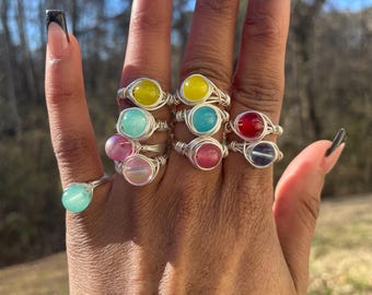anillos envueltos en alambre de plata