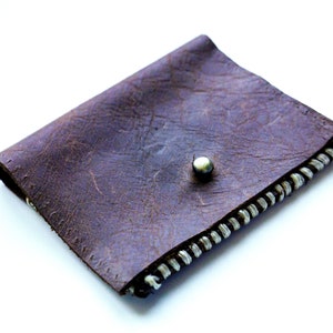 Cartera de cuero hecha a mano cosida a mano - Regalo único y duradero - Estuche para tarjetas de cuero marrón genuino de diseño minimalista
