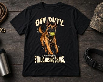 T-shirt met de tekst "Off Duty Still Causing Chaos" (Vrij rond maar toch chaos veroorzakend) voor een Belgische Malinois, grappig T-shirt voor honden, cadeau voor Malinois-papa of -mama.