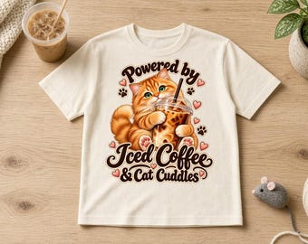 T-shirt met de tekst "Powered by Iced Coffee and Cat Cuddles", unisex T-shirt met oranje gestreepte kat, T-shirt voor kattenmoeder, cadeau voor ijskoffieliefhebbers, T-shirt voor kattenliefhebbers