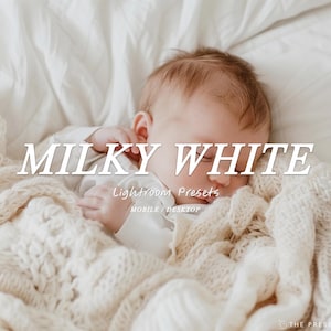 以下が含まれることがあります： 白いベッドの上で白いニットの毛布にくるまって眠る赤ちゃん。画像には「MILKY WHITE Lightroom Presets MOBILE | DESKTOP」というテキストが表示されています。