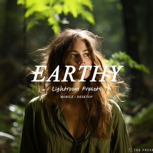 Op de afbeelding: Een vrouw met lang bruin haar staat in een bos en kijkt omhoog. De tekst "EARTHY Lightroom Presets MOBILE/DESKTOP" is over de afbeelding gelegd.