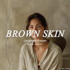 Może przedstawiać: Kobieta o brązowych włosach i brązowych oczach ma na sobie jasnobrązową koszulę. Tekst "BROWN SKIN Lightroom Presets MOBILE / DESKTOP" jest wyświetlany na beżowym tle.