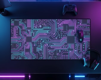 Könnte beinhalten: Rechteckiges Gaming-Mauspad mit einem Leiterplatten-Design in Türkis und Lila. Eine schwarze Gaming-Maus, ein Controller und ein Headset sind zu sehen. Das Setup befindet sich auf einem schwarzen Schreibtisch mit blauer und violetter Akzentbeleuchtung.