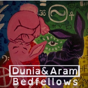 Può includere: Un dipinto colorato di due conigli, uno rosa e uno nero, su uno sfondo bianco. Il testo "Dunia & Aram Bedfellows" è scritto in lettere bianche su un rettangolo nero.