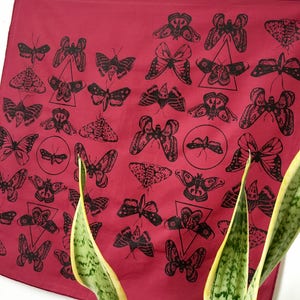 Bandana con stampa falena in bordeaux e nero