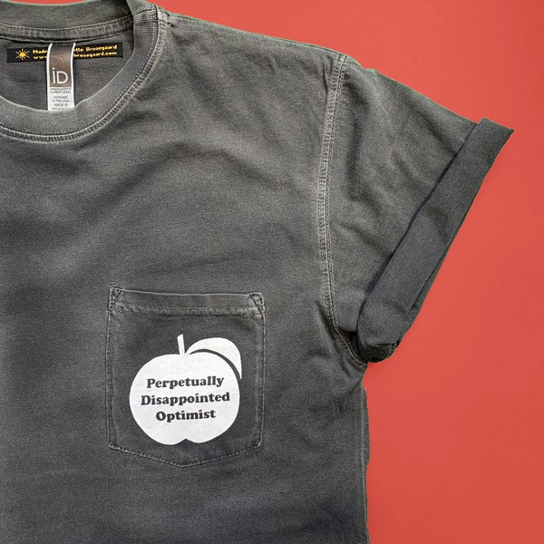 T-shirt avec poche Optimist de Perpetually Disappointed - Unisexe