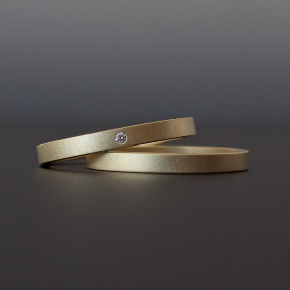 An 18 carat gold wedding ring
