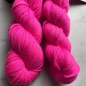 Handgefärbtes Garn | Pink Punk | Superwash Garn | Halbfestes Garn | Kammgarn Gewicht | Merinowolle Garn | Rosa Wolle