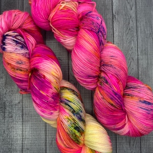 Handgeverfd garen | Sokkengaren | Meisjesbende | Superwash-garen | Gespikkeld garen.