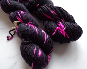 Hilo Merino DK Superwash teñido a mano: color pop negro y rosa neón