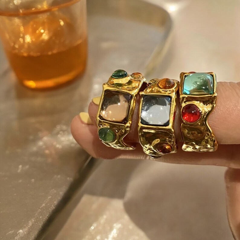 Anello d'oro multicolore, Anello di pietre preziose d'oro estetico, Anello di cristallo colorato, Anello di dichiarazione, Anello alla moda, Anello grosso d'oro, Regalo per lei immagine 2