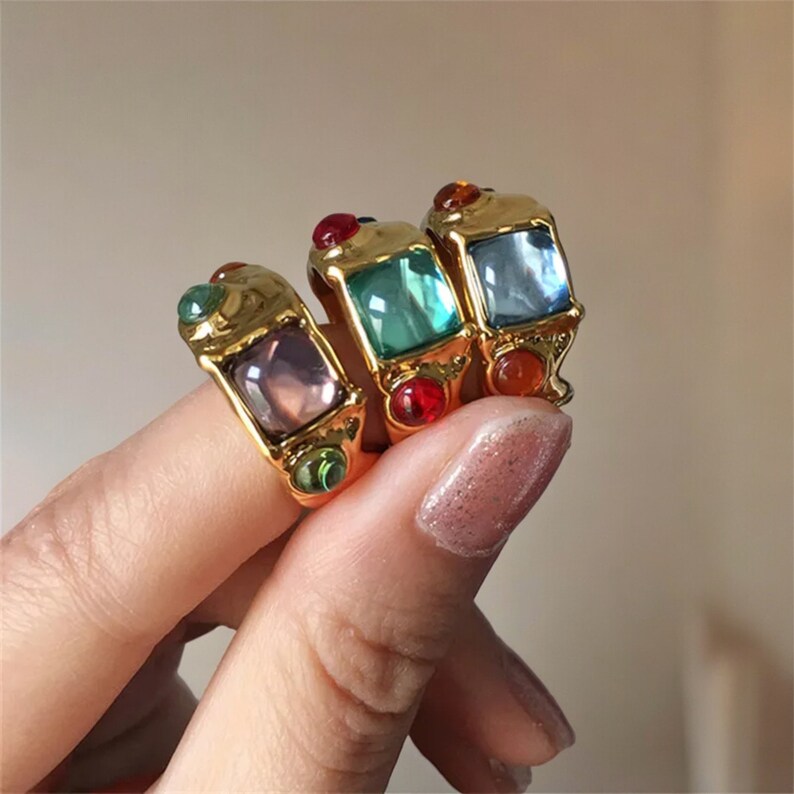 Anello d'oro multicolore, Anello di pietre preziose d'oro estetico, Anello di cristallo colorato, Anello di dichiarazione, Anello alla moda, Anello grosso d'oro, Regalo per lei immagine 1