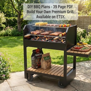 Puede incluir: Una parrilla de metal negro con un estante y una mesa auxiliar de madera, con comida cocinándose. Una bolsa de carbón vegetal está en el estante inferior. El texto "DIY BBQ Plans - 39 Page PDF. Build Your Own Premium Grill. Available on ETSY." es visible.