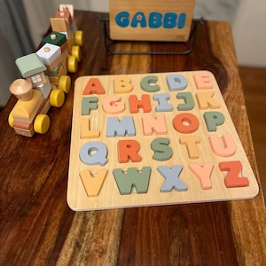 Rompecabezas de madera con alfabeto ABC para niños pequeños, preescolares y niños Montessori. Fomenta el reconocimiento de letras, el apilamiento y el aprendizaje, juega con colores vivos.