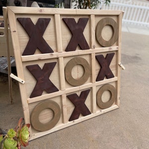 Juego de tres en raya gigante de madera personalizado de pie con patas de apoyo de 3 pies x 3 pies, bisagras para plegarlo, incluye letras X y O de madera teñida gigantes abc