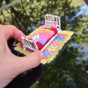 Cama en miniatura/casa de muñecas de 1,12/1,24: kit de cartón para hacer uno mismo, archivo digital: cortado con Cricut o a mano.