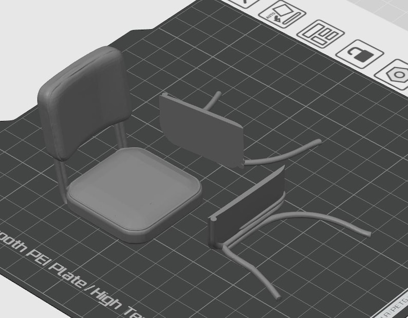 Pu&ograve; includere: Un modello di sedia grigia stampato in 3D, smontato nelle sue componenti. La sedia presenta un sedile, uno schienale e due set di gambe. Le parti sono disposte su una superficie a griglia nera.