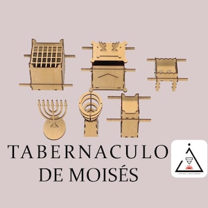 Op de afbeelding: Een verzameling lasergesneden houten modellen van religieuze artefacten, waaronder een menora, een altaar en andere structuren. De tekst "TABERNACULO DE MOISÉS" wordt in zwarte letters weergegeven. De modellen zijn gemaakt van lichtgekleurd hout.