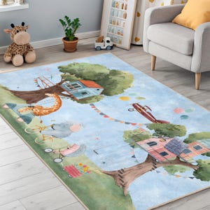 Könnte beinhalten: Ein skurriler Kinderteppich mit einer Baumhaus-Szene mit einer Giraffe auf einem Fahrrad, einem Elefanten und einem Igel. Der Teppich hat einen hellblauen Hintergrund mit bunten Akzenten, darunter ein rotes Flugzeug und eine Wimpelkette. Der Teppich ist rechteckig.