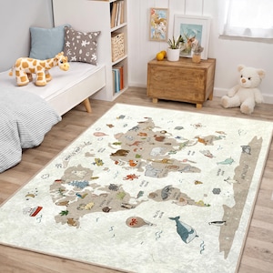 Puede incluir: Una alfombra infantil de color crema con un diseño de mapa del mundo que presenta animales de dibujos animados e ilustraciones oceánicas. La alfombra tiene un borde beige e incluye el texto "WORLD MAP" y "ANTARCTICA".