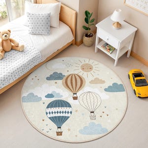 Alfombra redonda para habitación infantil Sky Journey, en tonos neutros, con globos aerostáticos, para sala de juegos con nubes y temática de aventuras.
