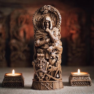 Könnte beinhalten: Eine Holzskulptur einer Figur in einem Kapuzenmantel, die einen Wolf hält und auf einem thronartigen Sockel mit aufwendigen Schnitzereien steht. Die Skulptur ist aus dunklem Holz gefertigt und hat ein rustikales, antikes Aussehen.