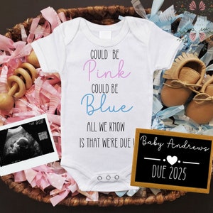 Puede incluir: Un body blanco con el texto "Could be Pink Could be Blue All we know is that we're due!" Un letrero negro de pizarra con el texto "Baby Andrews DUE 2025" y una imagen de ultrasonido en blanco y negro.