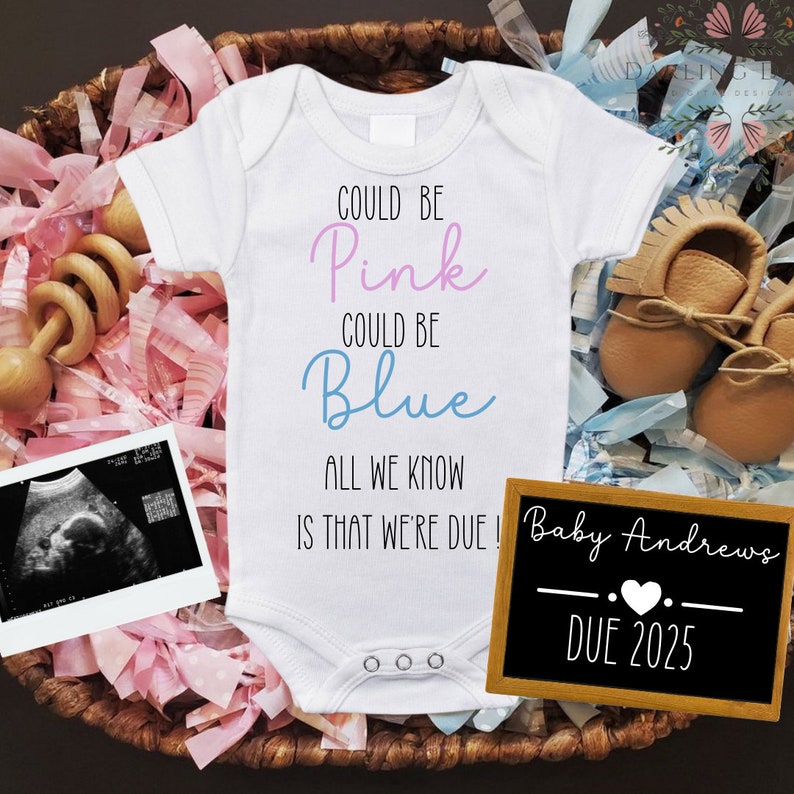 Puede incluir: Un body blanco con el texto "Could be Pink Could be Blue All we know is that we're due!" Un letrero negro de pizarra con el texto "Baby Andrews DUE 2025" y una imagen de ultrasonido en blanco y negro.