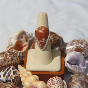 Puede incluir: Un juego de tres tazas de cerámica con un acabado mate moteado. Las tazas son de color crema, gris claro y gris oscuro. Cada taza tiene un diseño simple y minimalista.