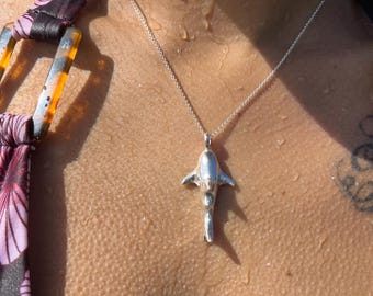 Collier à pendentif requin en argent sterling