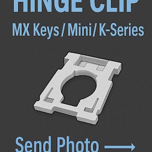 Puede incluir: Un clip de bisagra Logitech blanco para teclados MX Keys, Mini y K-Series. La imagen incluye el texto "LOGITECH HINGE CLIP" y "Send Photo, I Match, Correct Part" en azul sobre un fondo gris oscuro.