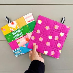 Salvamanteles de patchwork Sunmery con reverso de tela con estampado de fresas.
