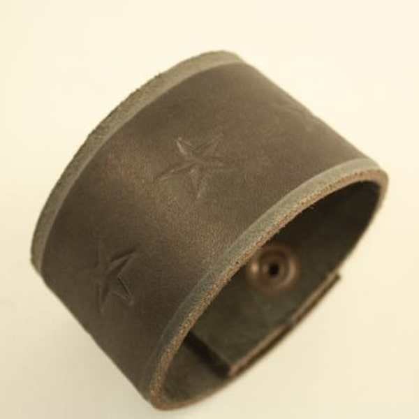 plain thick black leather cuff with razed edge and stars