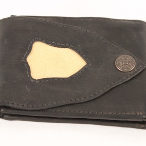 Cartera de piel negra con diseño de raya