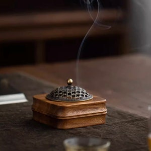 Chinesischer Räucherstäbchenhalter aus Nussbaumholz