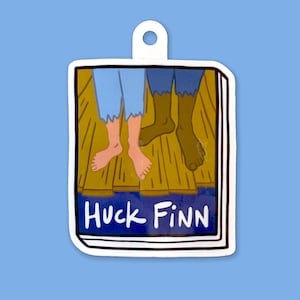 Puede incluir: Una pegatina rectangular con una ilustración de portada de libro con el texto HUCK FINN. La imagen muestra dos pares de pies descalzos colgando sobre un muelle de madera, uno con pantalones azul claro y el otro con pantalones azul oscuro.