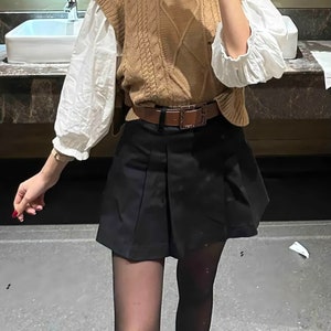 Mini Skirt with Black Belt Detail Shorts For Women Polyester Cotton Blend y2k mini skirt, pleated mini skirt, vintage mini skirt, zdjęcie 2