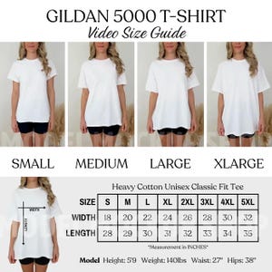 Pode incluir: Guia de tamanhos em v&iacute;deo para camiseta branca Gildan 5000. A imagem mostra modelos vestindo a camiseta nos tamanhos Small, Medium, Large e XLarge. Uma tabela de tamanhos mostra as medidas em polegadas, com larguras de 45.7 cm a 81.3 cm e comprimentos de 71.1 cm a 88.9 cm.