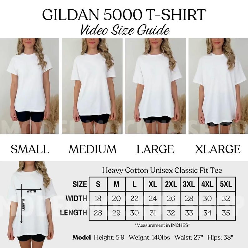 Pode incluir: Guia de tamanhos em v&iacute;deo para camiseta branca Gildan 5000. A imagem mostra modelos vestindo a camiseta nos tamanhos Small, Medium, Large e XLarge. Uma tabela de tamanhos mostra as medidas em polegadas, com larguras de 45.7 cm a 81.3 cm e comprimentos de 71.1 cm a 88.9 cm.