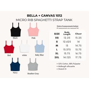 Op de afbeelding: Een display van Bella + Canvas 1012 micro rib spaghetti strap tanks in diverse kleuren: zwart, roze, rood, wit, babyblauw, marineblauw en heather grey. Maattabel met afmetingen in inches. Gemaakt van 52% katoen, 48% polyester.