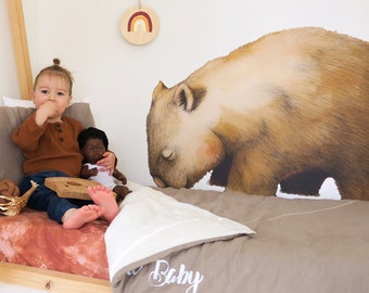 Calcomanía de pared wombat gigante, etiqueta engomada de la pared de la tela, mirando a la izquierda. Arte de la etiqueta engomada de la pared del vivero, decoración, animal australiano, arte por hilo dental-p. Extra grande